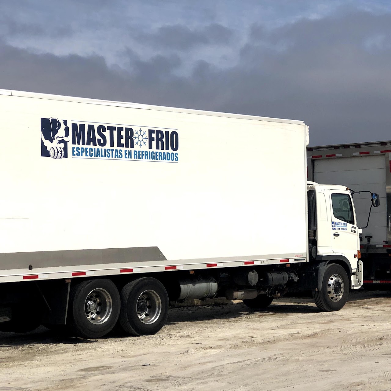 Camión blanco refrigerado de Master Frío con logo de la empresa
